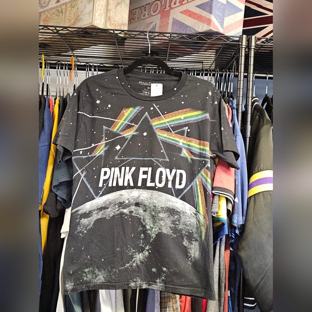 Pink Floyd Tee - Black with Rainbow‎ Design. Size Small.